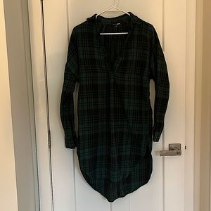 Forest green plaid sweater dress 🍂 Size: XS (but oversized) Brand:Fashion nova